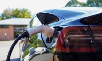 Níu af hverjum tíu seldra bíla í Noregi voru rafknúnir 2024