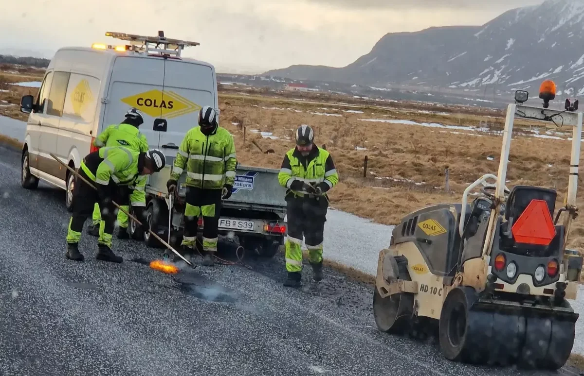 Gert við holur og skemmdir á vegum eins fljótt og kostur er