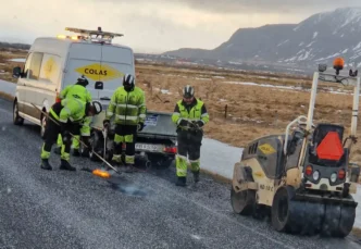 Gert við holur og skemmdir á vegum eins fljótt og kostur er