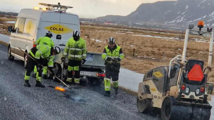Gert við holur og skemmdir á vegum eins fljótt og kostur er