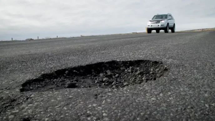 Slæmar holur hafa myndast á Hellisheiði og í Kömbum