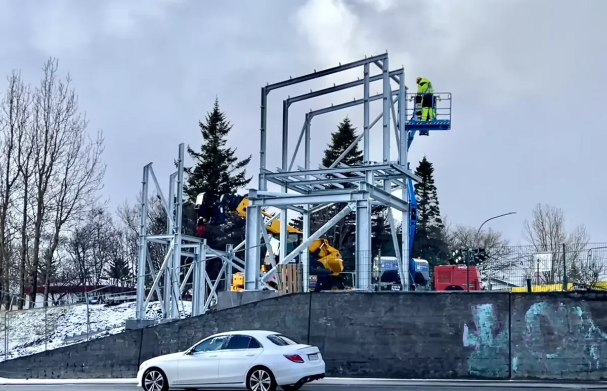 Göngu­brú yfir Sæbraut að rísa