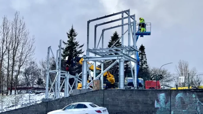 Göngu­brú yfir Sæbraut að rísa